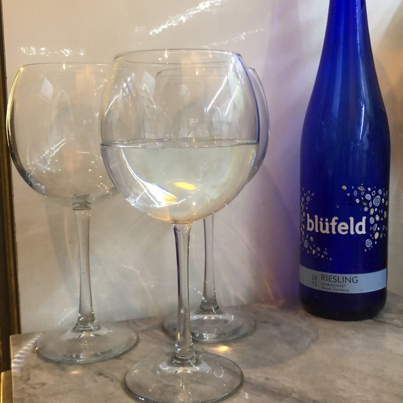 4 bubble shaped Wine Glasses 8 1/4 inches tall - Picture 3 of 7